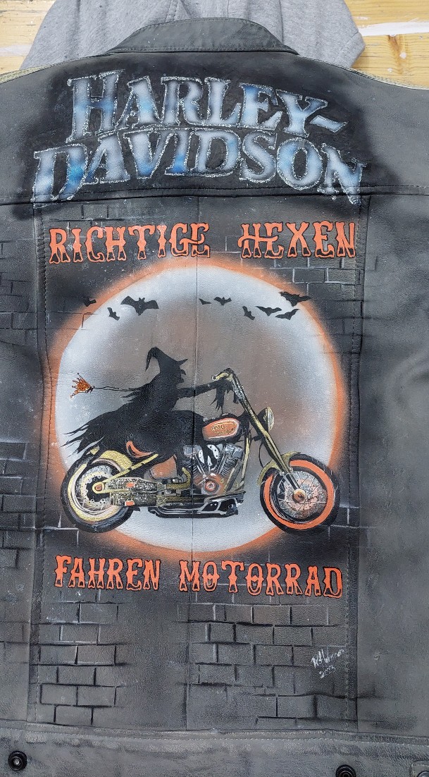 Airbrush Lederjacke wurde mit bunten Farben geairbrusht und bemalt