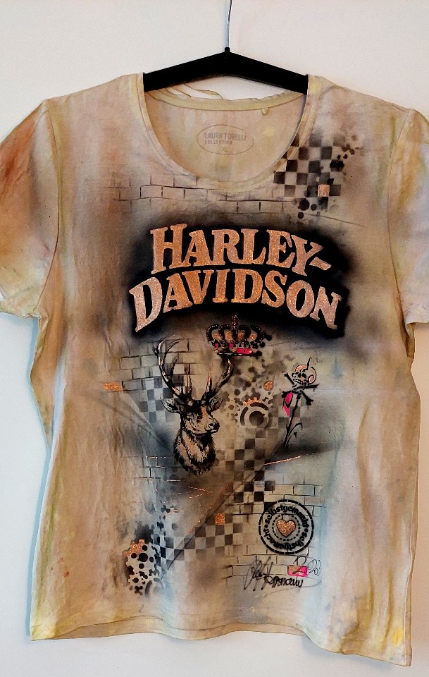 t-shirt mit airbrush in brauntönen auf ein T-shirt ein Hirsch und der Schriftzug Harley Davidson