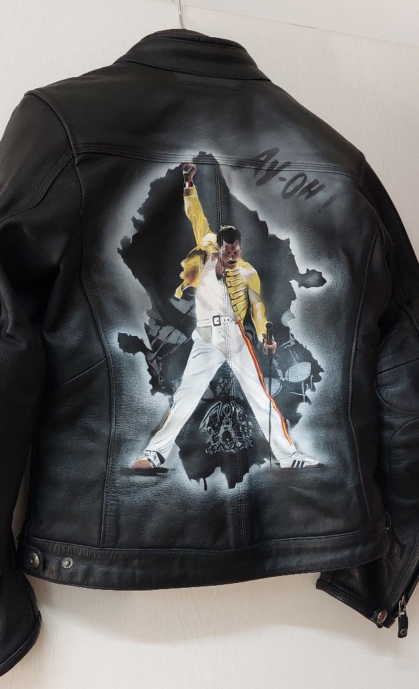 Airbrushjacke es wurde in weißtönen eine Lederjacke geairbrusht und bemalt