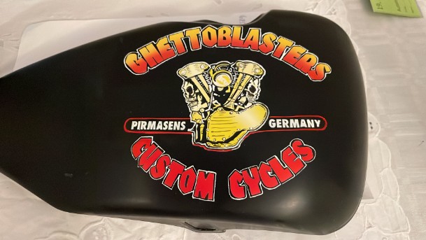 airbrush harley es wurde auf ein schwarzer Tank in orange ein Logo geairbrusht