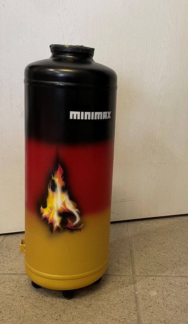 Airbrush-Feuerlöscher es wurde in gold-rot-scharz ein Feuerläscher geairbrusht mit einer gelben,weißroten Flamme