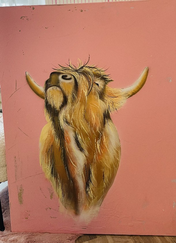 Airbrushkuh es wurde auf einen rosahintergrund eine Kuh in brauntönen und goldfarbe geairbrusht und gemalt