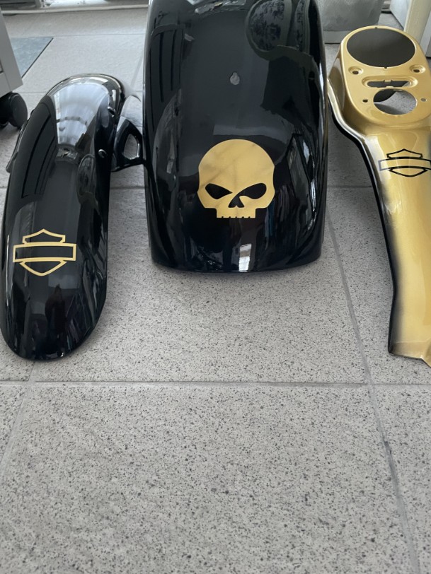 Airbrush Harley auf einen schwarzen Motorradtank wurde mit gold Harley Davidson geairbrusht