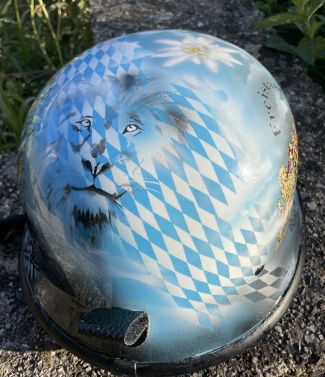 ein Helm wurde in weiß-blau kariert auf bayerisch geairbrusht darauf wurde ein Löwe in schwarz gearibrusht