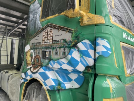 Airbrush-Sattelschlepper es wurde ein Führerhaus grün geairbrusht in blau-weiss und brauntönen es wurde ein Zelt und ein Maßkrug sowie eine Breze auf die Seitentür geairbrusht