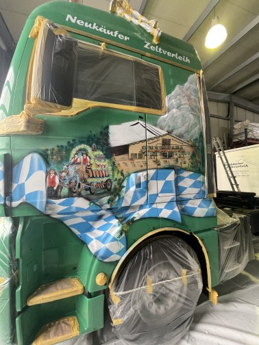 Airbrush-Sattelschlepper es wurde ein Führerhaus grün geairbrusht in blau-weiss und brauntönen es wurde ein Zelt und ein Maßkrug sowie eine Breze auf die Seitentür geairbrush